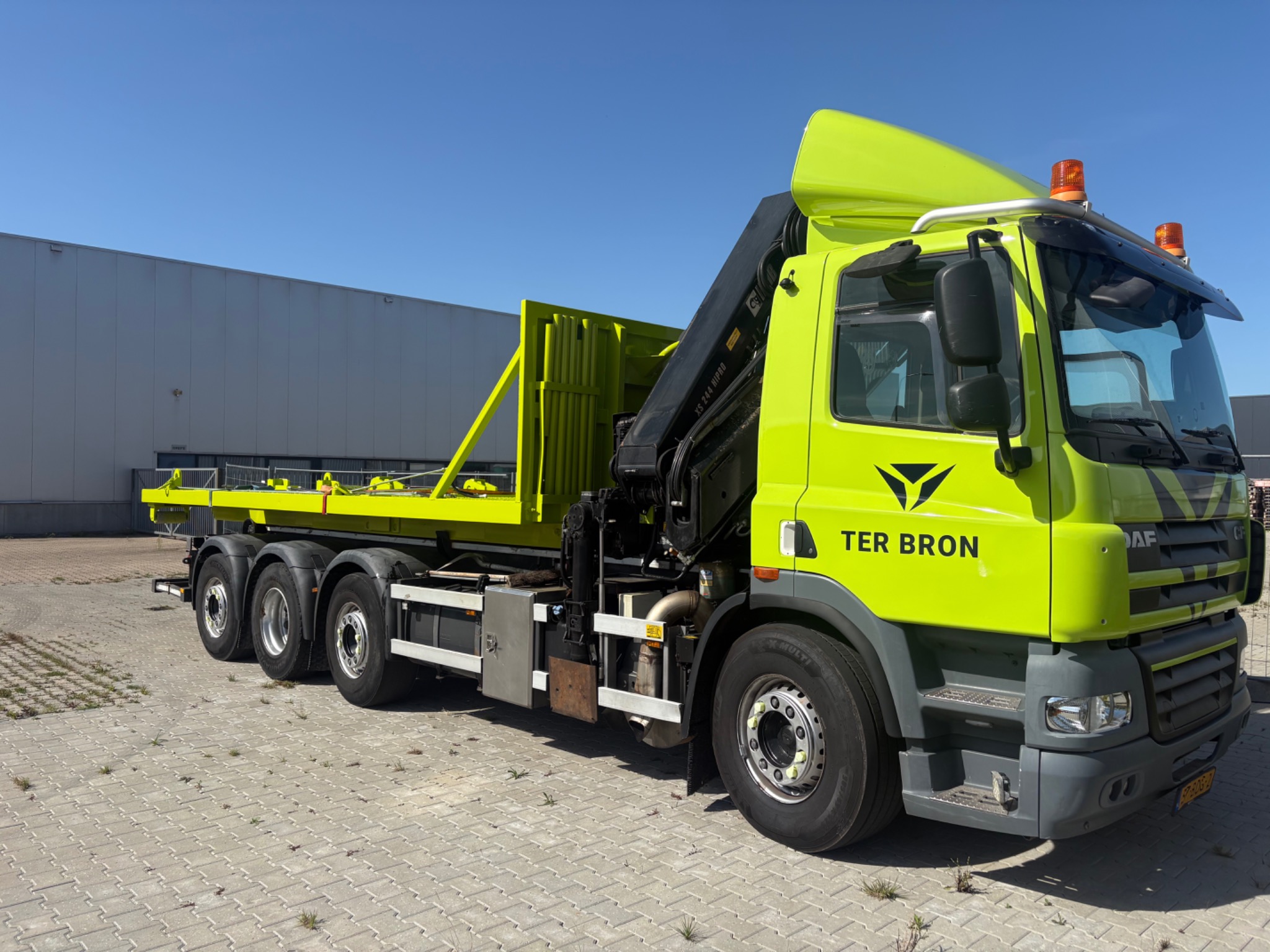 Caminhão de transporte da Ter Bron com guindaste acoplado